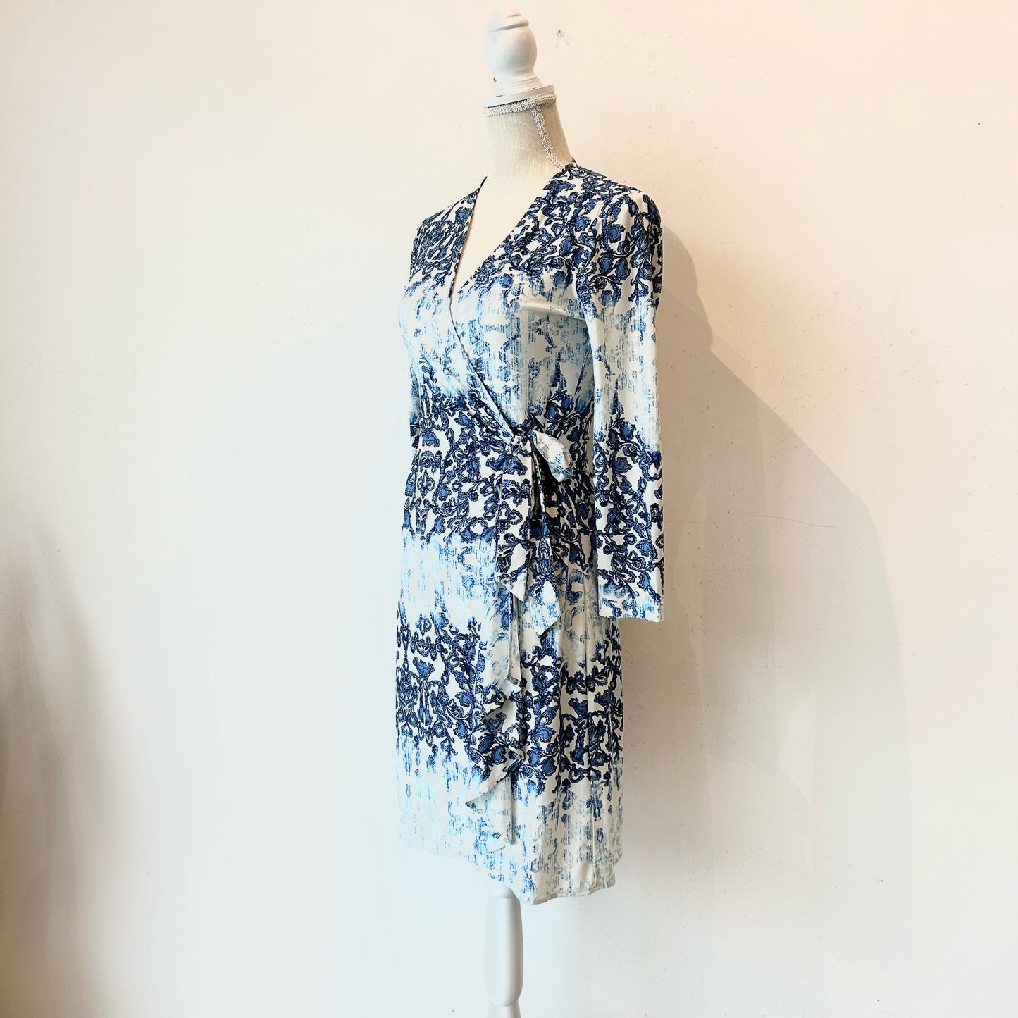 S BCBG Maxazria White-Blue Tapestry Dress